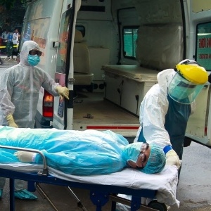 Profissionais da saúde fazem testes para aprender a transportar pacientes infectados pelo vírus ebola